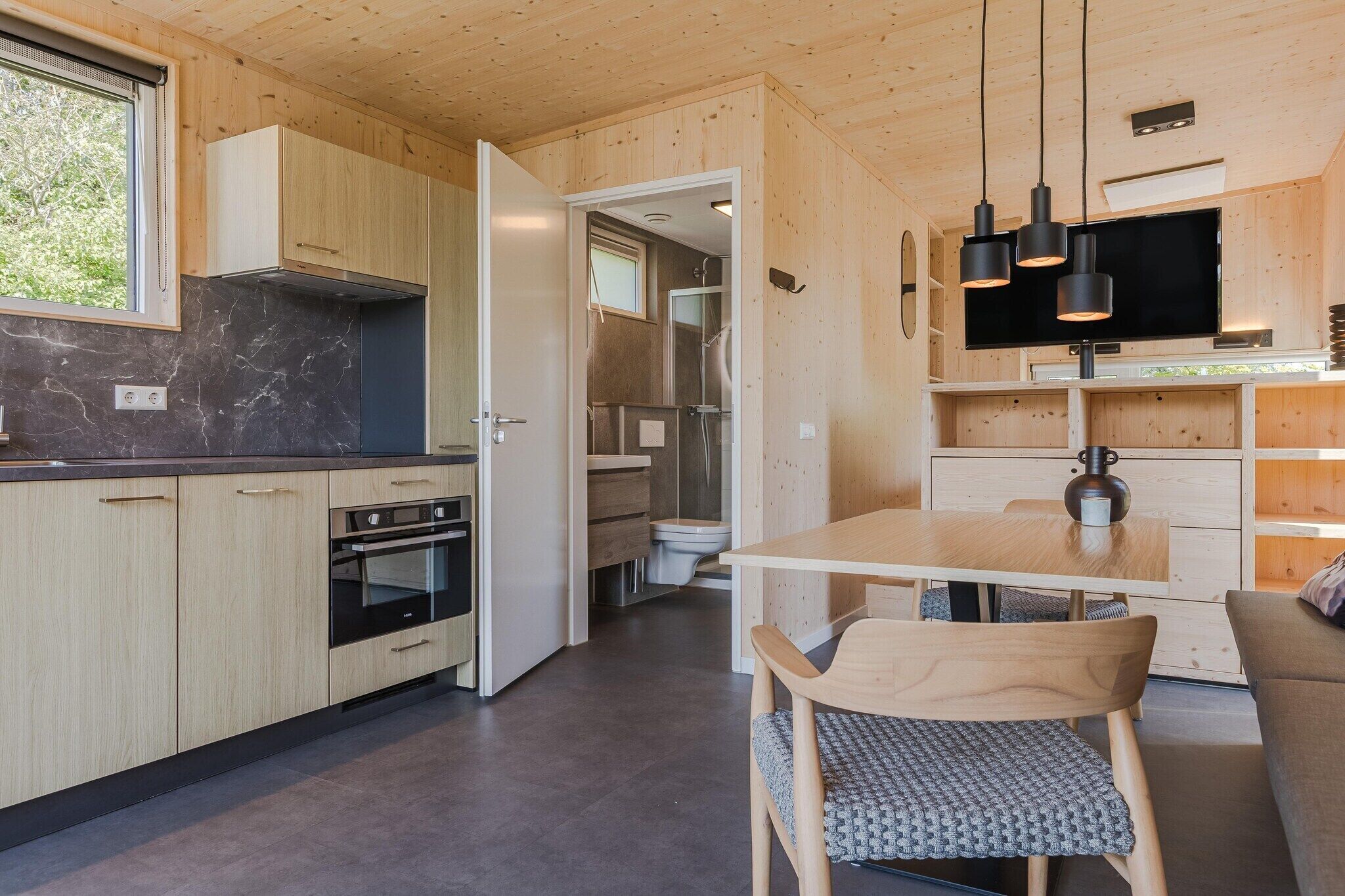 Wasserkocher mit Kaffee-/Teezubehör, Kühlschrank, Mikrowelle, Herdplatte