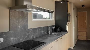 Een koelkast, een magnetron, een kookplaat, een vaatwasser