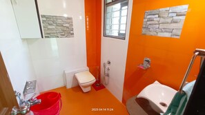 Douche, serviettes fournies, savon, shampoing