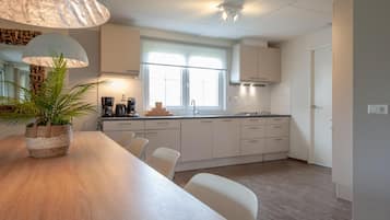 Een koelkast, een magnetron, een kookplaat, een vaatwasser