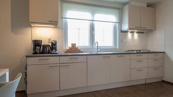 Fridge, microwave, stovetop, dishwasher