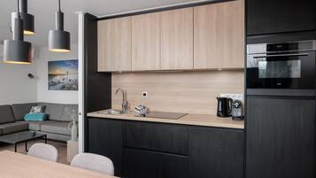 Frigorifero, microonde, lavastoviglie, macchina per tè/caffè