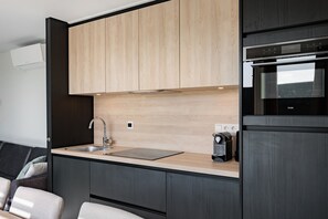 Réfrigérateur, four à micro-ondes, lave-vaisselle, cafetière-théière