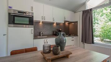 Réfrigérateur, micro-ondes, plaque de cuisson, lave-vaisselle