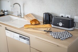Jääkaappi, liesi, astianpesukone, kahvin-/teenkeitin