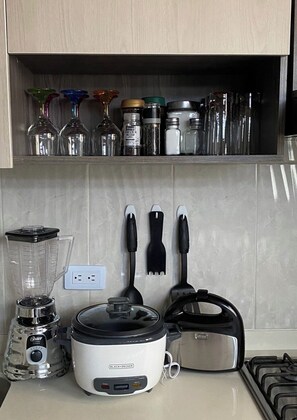 Kühlschrank, Mikrowelle, Ofen, Mixer