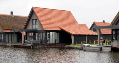 Villa by Weerribben Park