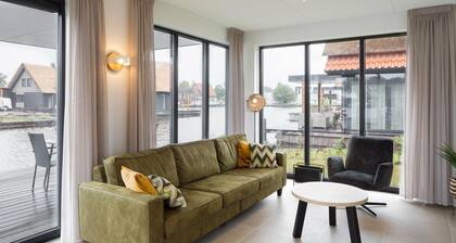 Villa by Weerribben Park