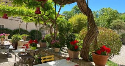 Charming bed and breakfast in the heart of Provence in Venasque