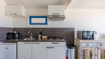 Refrigerador, microondas, parrilla de estufa y cafetera y tetera