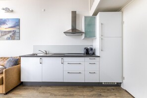 Een koelkast, een microgolfoven, een kookplaat