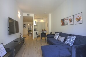 Apartamento básico, várias camas | Área de estar | TV, serviços de streaming
