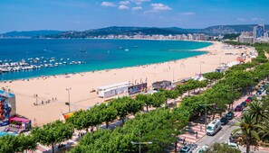 Beach - Stylish Apartment in Palamós - Near Sea with Parking (Palamós)
