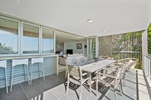 Outdoor dining - Waves 11 is a stunning 3 bed 2 bath spacious apartment (Point Lookout)