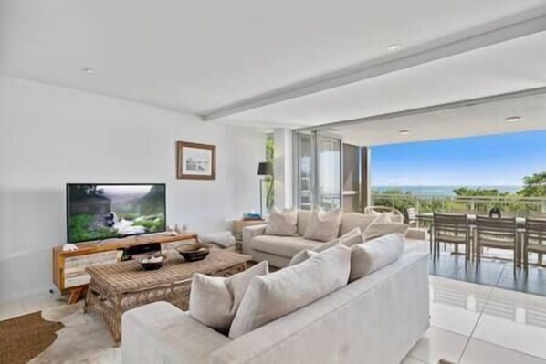 Living area - Waves 11 is a stunning 3 bed 2 bath spacious apartment (Point Lookout)