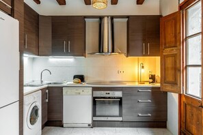 Een koelkast, een magnetron, een oven, een kookplaat