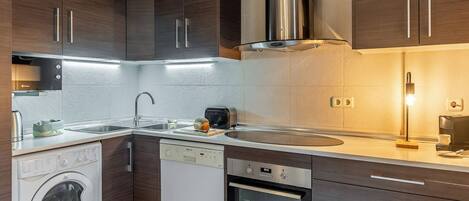 Refrigerador, microondas, horno y parrilla de estufa