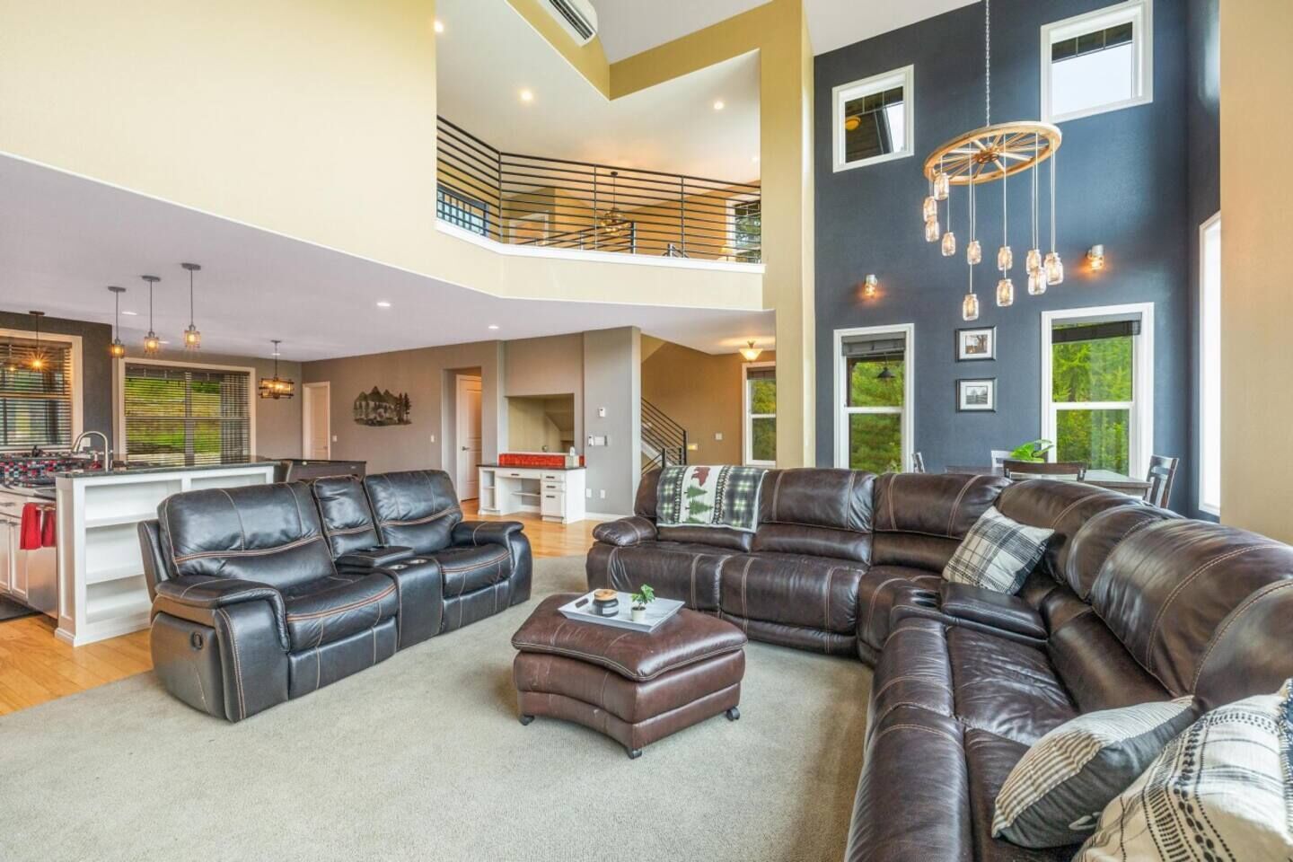 TV, lareira, mesa de pingue-pongue