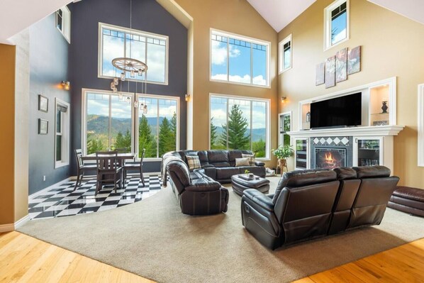 Fernseher, Kamin, Tischtennisplatte