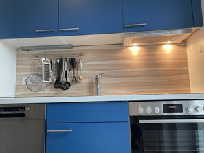 Køleskab, ovn, kogeplade, opvaskemaskine