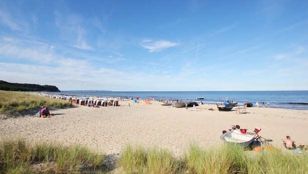 A beach with boats, umbrellas, and people. - Die Ferienwohnung Austernperle im Haus am Kurpark in Baabe (Baabe)