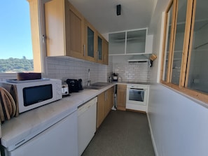 Coffee/tea maker, fridge, microwave, oven