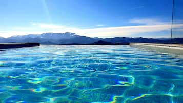 Piscina coperta, piscina all'aperto, ombrelloni da piscina, lettini