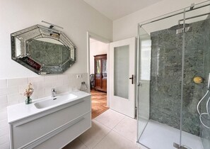 Douche, sèche-cheveux, bidet, serviettes fournies