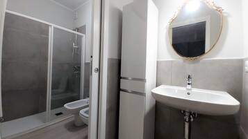 Dusche, Haartrockner, Bidet, Handtücher