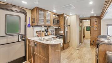 Microondas, horno, placa de cocina, cafetera/tetera