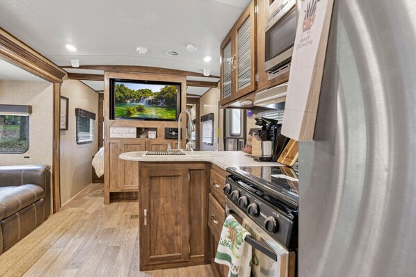 Mikrowelle, Ofen, Herdplatte, Wasserkocher mit Kaffee-/Teezubehör