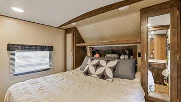 2 bedrooms, desk, free WiFi, bed sheets