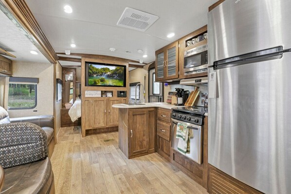 Microwave, oven, stovetop, coffee/tea maker - Chestnut Camper: Unique lodging experience! (Lancaster)