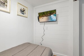 2 habitaciones, tabla de planchar con plancha y cuna de viaje 