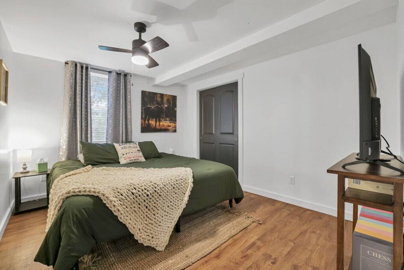 2 habitaciones, tabla de planchar con plancha y cuna de viaje 