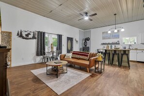 Een televisie en een open haard