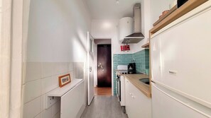 Køleskab, mikrobølgeovn, ovn, kogeplade