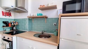 Réfrigérateur, micro-ondes, four, plaque de cuisson