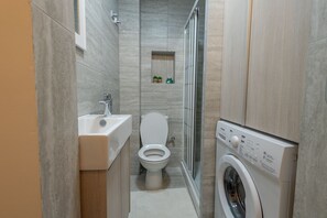 Hair dryer, towels, soap, shampoo - Apartment on Limassol's Coast (Limassol)