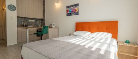 1 habitación, tabla de planchar con plancha, wifi gratis y ropa de cama