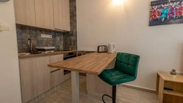 Réfrigérateur, four, plaque de cuisson, cafetiÚre/bouilloire