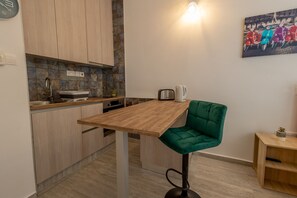 Fridge, oven, stovetop, coffee/tea maker