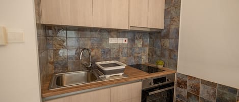 Réfrigérateur, four, plaque de cuisson, cafetiÚre/bouilloire