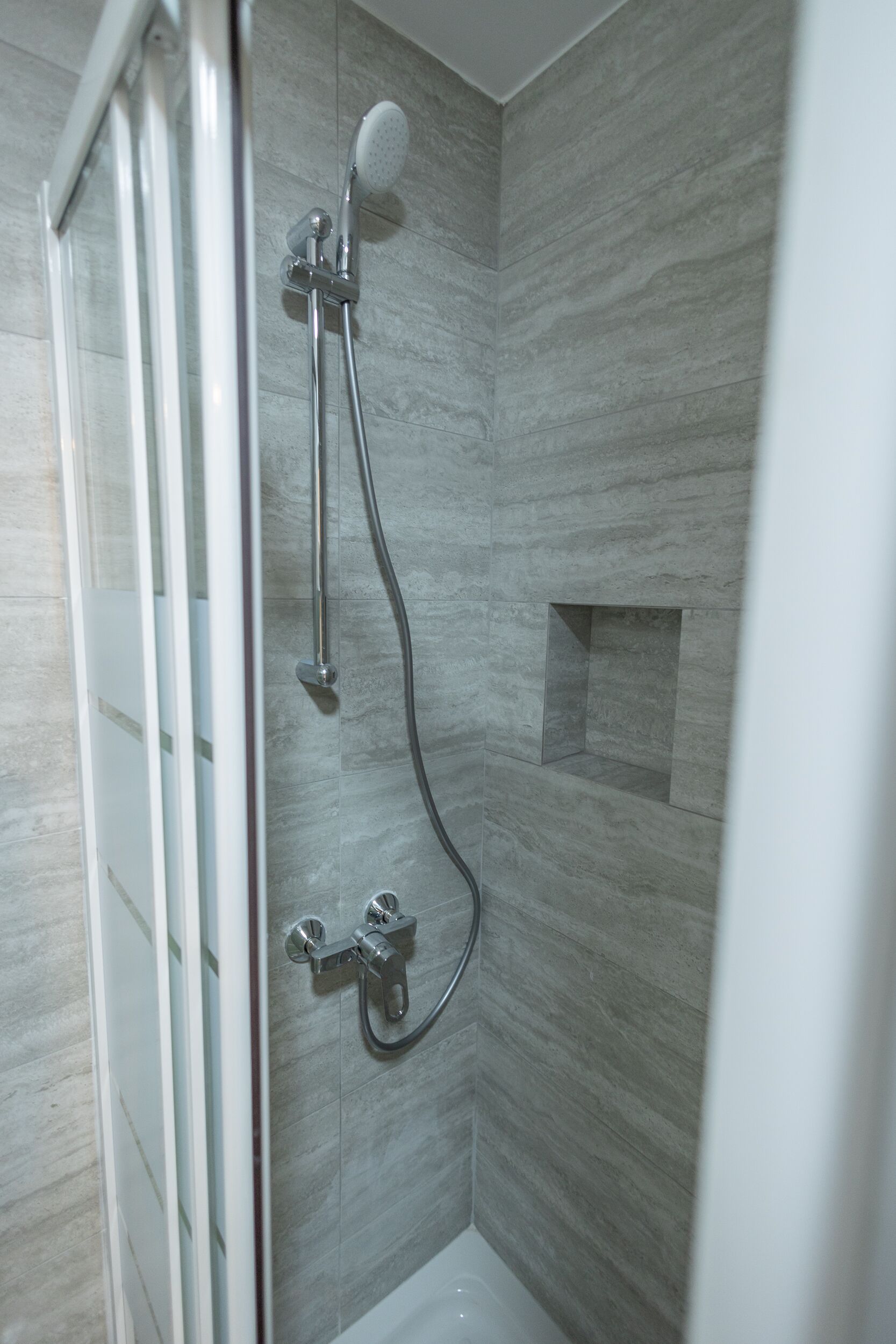 Sèche-cheveux, serviettes fournies, savon, shampoing