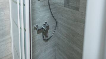 SĂšche-cheveux, serviettes fournies, savon, shampoing