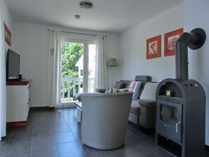 Tv, pejs, bøger, stereoanlæg