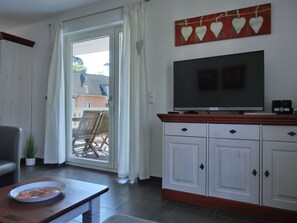 Tv, pejs, bøger, stereoanlæg