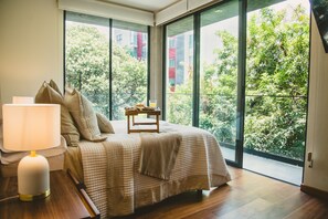 2 slaapkamers, een strijkplank/strijkijzer, reisbedje, gratis wifi