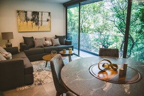 Een smart-tv en een dvd-speler