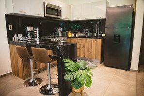 Een koelkast, een magnetron, een oven, een kookplaat